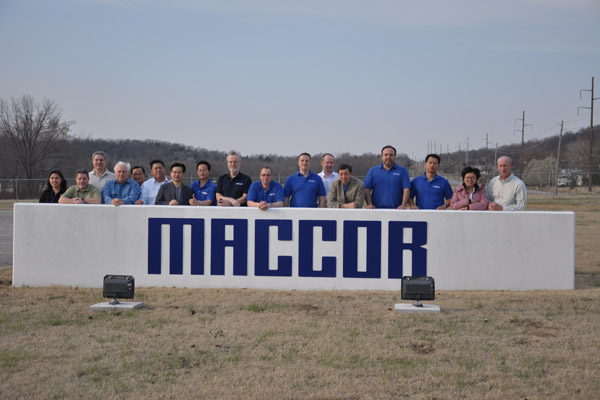 世迈腾与美国Maccor员工合影留念 世迈腾与美国Maccor员工合影留念